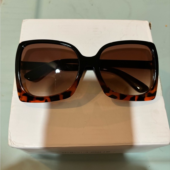 Brown and black sunglasses women’s - Picture 1 of 2